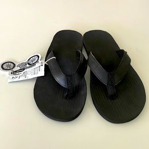 Indosole flip flops NWT